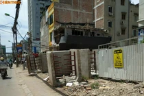 Cận cảnh con đường như bãi chiến trường giữa Hà Nội