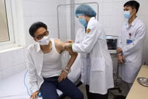 Hình ảnh Phó Thủ tướng Vũ Đức Đam tiêm thử nghiệm vắc-xin phòng COVID-19 