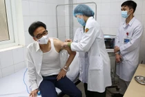 Hình ảnh Phó Thủ tướng Vũ Đức Đam tiêm thử nghiệm vắc-xin phòng COVID-19 