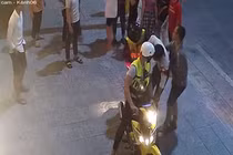 Video: Rợn người nhóm côn đồ cầm dao kiếm vây chém 1 người