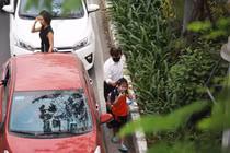 Hà Nội: Phụ huynh vất vả đưa con đi học vì tắc đường