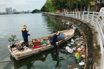 Người Hà Nội xả rác xuống Hồ Tây, chiều lại thi nhau tắm mát