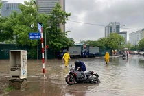Hà Nội: Đường Dương Đình Nghệ ngập sâu, nhiều xe chết máy