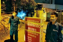 Quảng Ninh: Đưa người nhà của bệnh nhân dương tính COVID-19 đi cách ly 