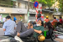 Xúc động cảnh bố mẹ đội nắng, đội mưa đợi con thi tốt nghiệp THPT