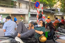 Xúc động cảnh bố mẹ đội nắng, đội mưa đợi con thi tốt nghiệp THPT