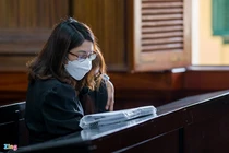 Mẹ đẻ bé gái 8 tuổi bị bạo hành bật khóc tại phiên tòa