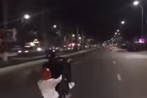 Video: Truy tìm hai “quái xế” bốc đầu xe trên cầu Rồng - Đà Nẵng