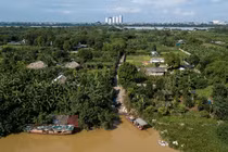 Người dân Hà Nội di chuyển bằng đò sau trận mưa ngập