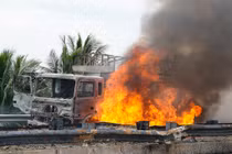 Hình ảnh xe tải chở nhớt cháy kinh hoàng trên cao tốc Trung Lương