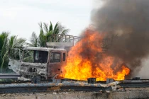 Hình ảnh xe tải chở nhớt cháy kinh hoàng trên cao tốc Trung Lương