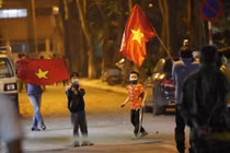 Phố Trúc Bạch được tháo gỡ cách ly, người dân mừng vui như Tết 