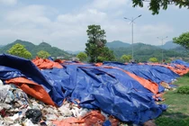Bãi rác dài hàng trăm mét bỗng dưng "mọc" giữa đường ở Hòa Bình