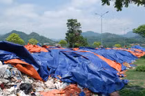 Bãi rác dài hàng trăm mét bỗng dưng "mọc" giữa đường ở Hòa Bình