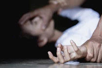 Khi con gái vợ thành "mồi nhậu" của những gã cha dượng vô nhân tính 