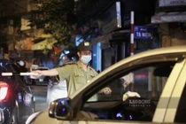 Hà Nội: Nhiều người “ngậm ngùi” ra về khi bar, karaoke phải đóng cửa