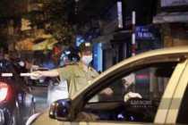 Hà Nội: Nhiều người “ngậm ngùi” ra về khi bar, karaoke phải đóng cửa