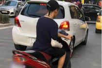Xôn xao hình ảnh nam thanh niên bị gãy tay phải, vẫn liều mình vặn ga xe máy bằng... tay trái