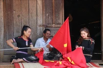 Độc đáo 7 km 'Đường cờ' chào mừng Đại hội Đảng lần thứ VIII