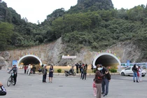 Người dân Quảng Ninh đổ xô "check in" hầm xuyên núi bao biển