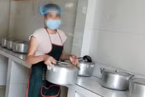 Hơn 300 học sinh bị Hiệu trưởng lạm thu, cắt xén suất ăn 