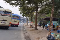 Thấy CSGT, hàng loạt xe khách bỏ chạy túi bụi trên phố Hà Nội