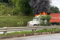 Xe container cháy dữ dội trên cao tốc Nội Bài - Lào Cai