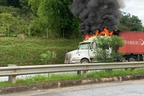 Xe container cháy dữ dội trên cao tốc Nội Bài - Lào Cai