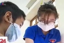 Cha rơi nước mắt vì không thể mua điện thoại cho con học online