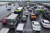 Cầu Vĩnh Tuy ùn tắc nghiêm trọng, vì sao?