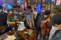 Hàng chục trai xinh, gái đẹp phê ma túy trong Pub Beer Century