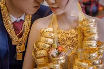 Cô dâu đeo vàng trĩu cổ, mẹ tặng thêm quà “siêu to”, dân mạng choáng váng