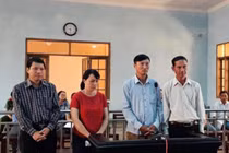 Chánh văn phòng huyện cùng thuộc cấp hầu toà vì thiếu trách nhiệm trong công tác