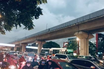 Hà Nội: Nhiều tuyến đường tắc nghẹt trong cơn mưa lớn giờ tan tầm