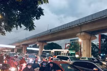 Hà Nội: Nhiều tuyến đường tắc nghẹt trong cơn mưa lớn giờ tan tầm