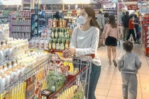 Người trẻ 'bóp bụng' chi tiêu trong bão giá