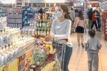 Người trẻ 'bóp bụng' chi tiêu trong bão giá