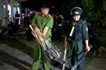 Kinh hoàng số dao, kiếm hơn 50 thanh niên chuẩn bị để chém nhau