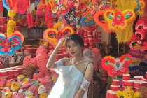 Phố hàng Mã rực rỡ đón tết Trung thu, tấp nập người check-in 