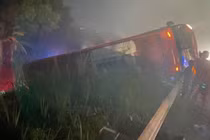 Xe giường nằm lật trên cao tốc Nội Bài - Lào Cai, 10 người thoát nạn