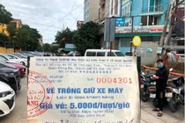 Bãi xe lậu ga tàu Cát Linh thu tiền gấp 2 quy định
