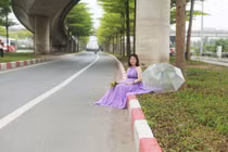 Bất chấp nguy hiểm, các chị em lao ra giữa đường sống ảo