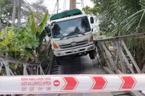 Cận cảnh hiện trường vụ xe rác làm sập cầu ở Cần Thơ