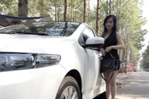 Vợ Lê Dương Bảo Lâm bán nước mía 5K, dám mua xế trả góp