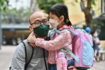 Học sinh lớp 1 lần đầu tới trường khi năm học sắp kết thúc