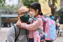 Học sinh lớp 1 lần đầu tới trường khi năm học sắp kết thúc