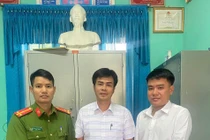 Quảng Bình: Cán bộ xã trao trả gần 60 triệu cho du khách bỏ quên