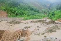 Lũ cuốn trôi một sinh viên và trung úy trực chốt chống COVID-19