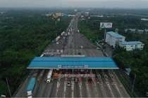 Xe nhích chậm trên cao tốc TP HCM - Long Thành lúc sáng sớm