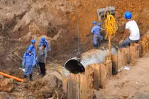 Đường ống nước sạch sông Đà lại bị vỡ, dân thủ đô lao đao 